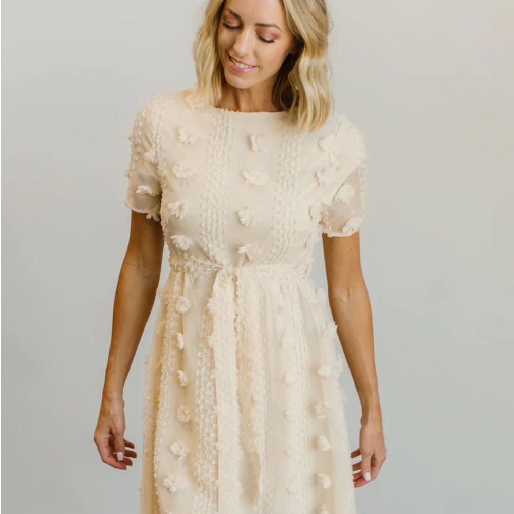 Darbi Floral Dot Midi Dress | Cream
M I Baltic Born